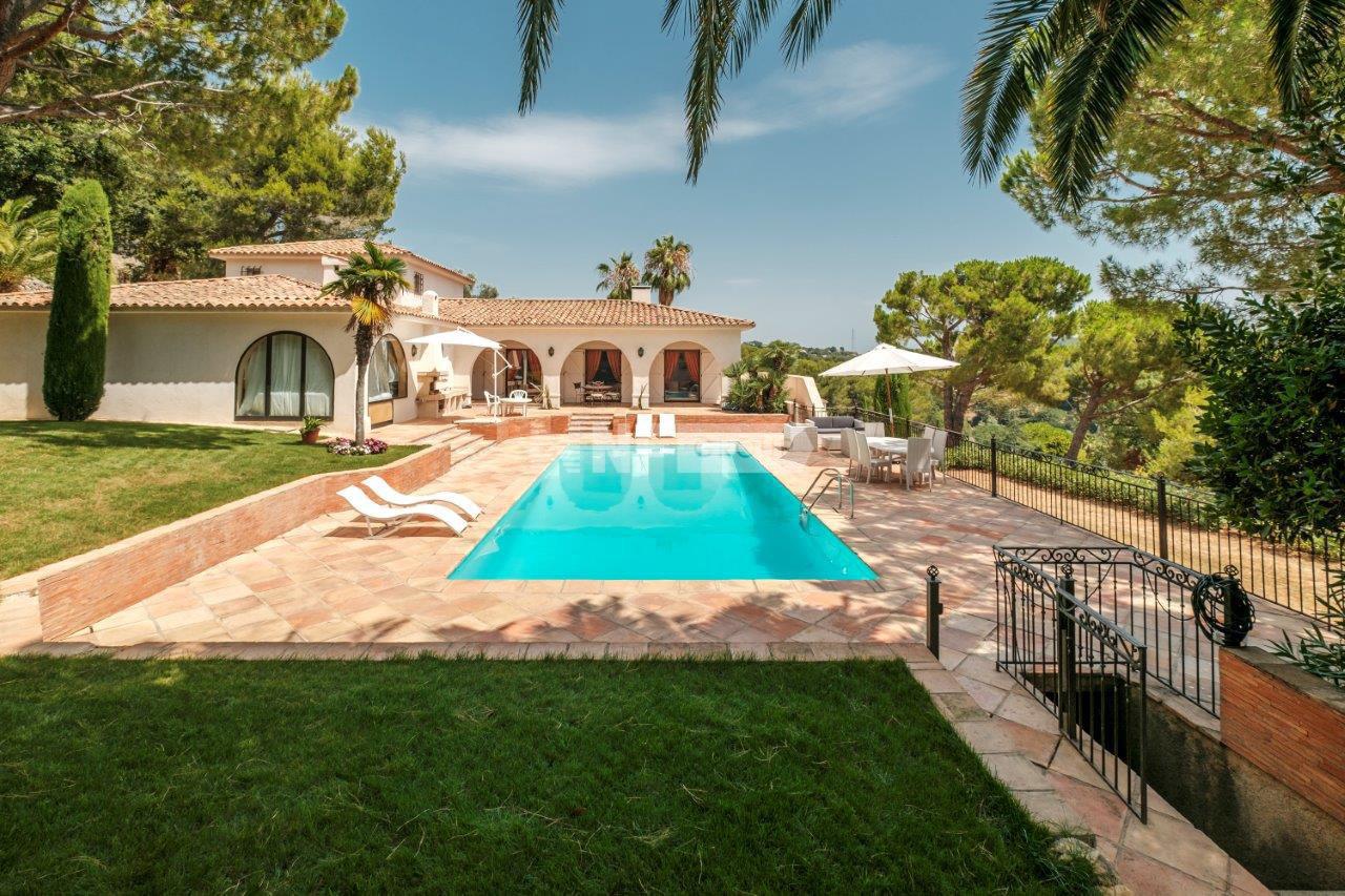 Вилла с панорамными видами в Мужен