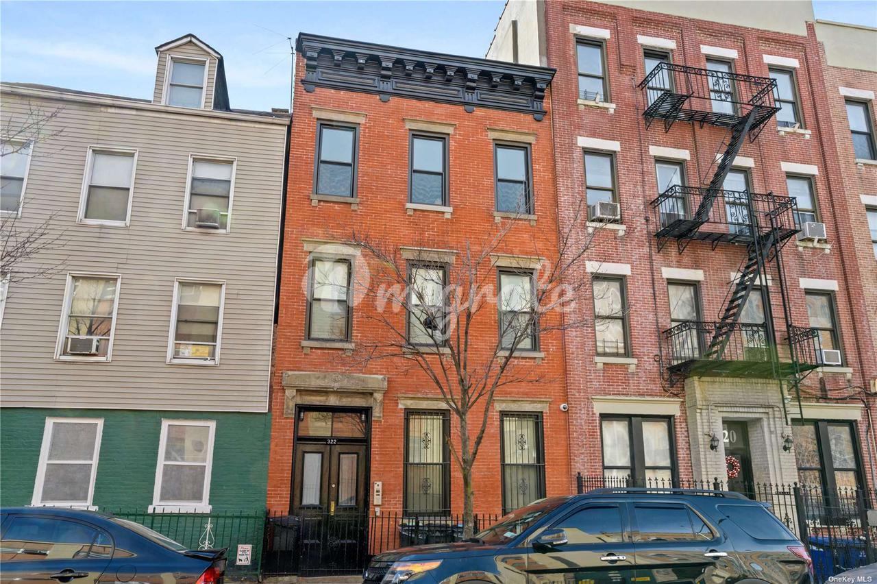 Вилла в 322 E 151 Street - Bronx, New York