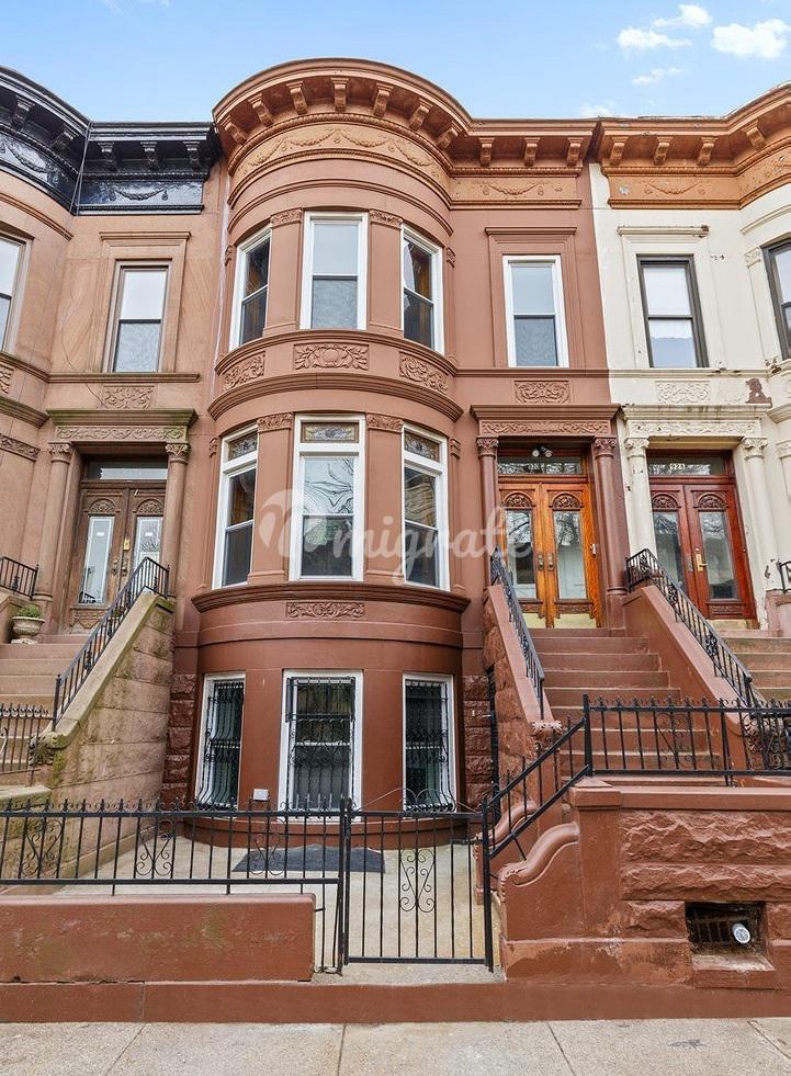 Дуплексный особняк в Бруклине (Brown Harris Stevens (930 LINCOLN PLACE))