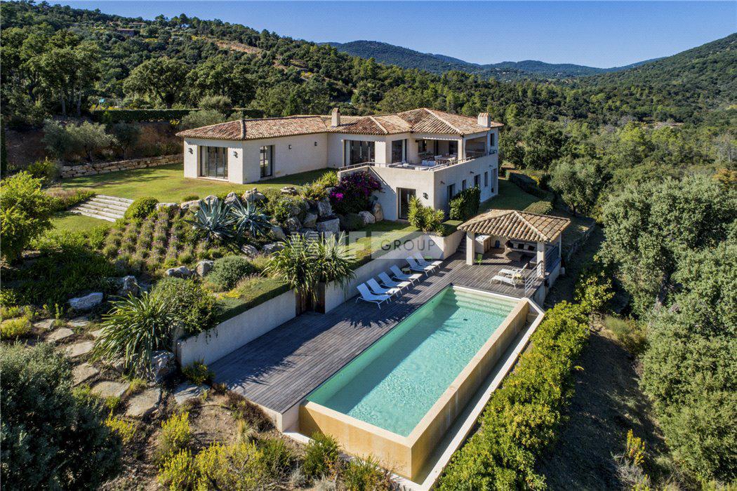 Современная вилла с живописными видами в Гримо