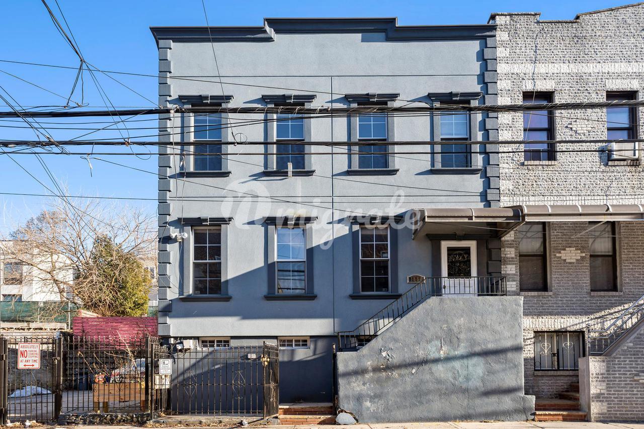 Вилла в 18-66  TROUTMAN ST , TOWNHOUSE - Ridgewood, New York