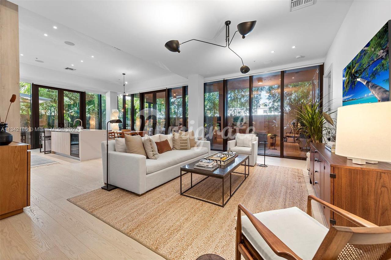 Кондоминиум в 3156 SW 27th Ave, 102 - Miami, Florida