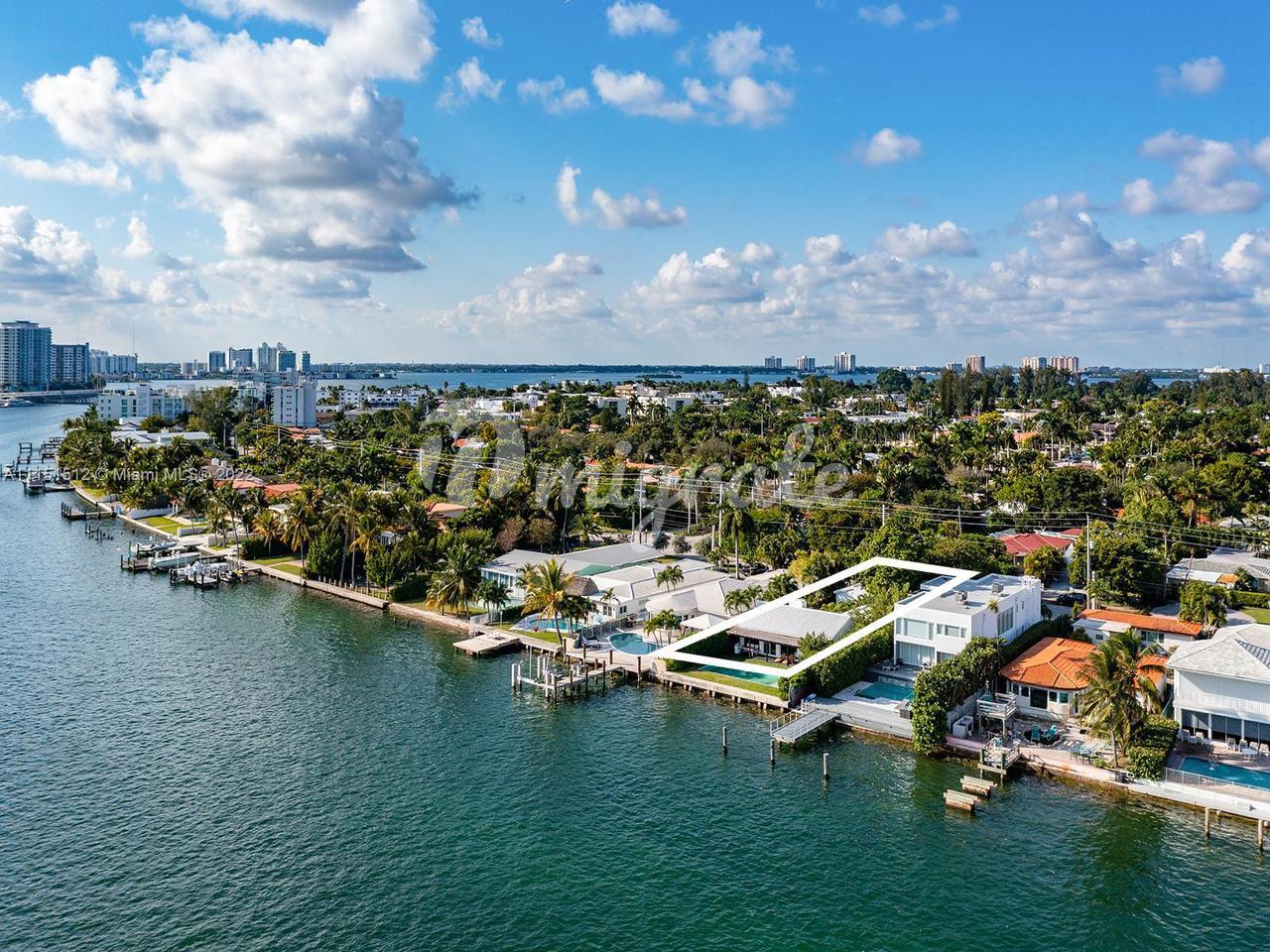 Вилла в 1660  Bay Dr  - Miami Beach, Florida