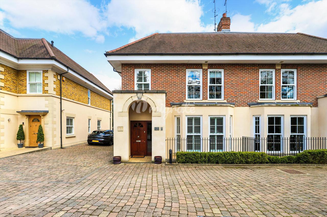 Вилла в Brooklands Road, Weybridge, Surrey, KT13