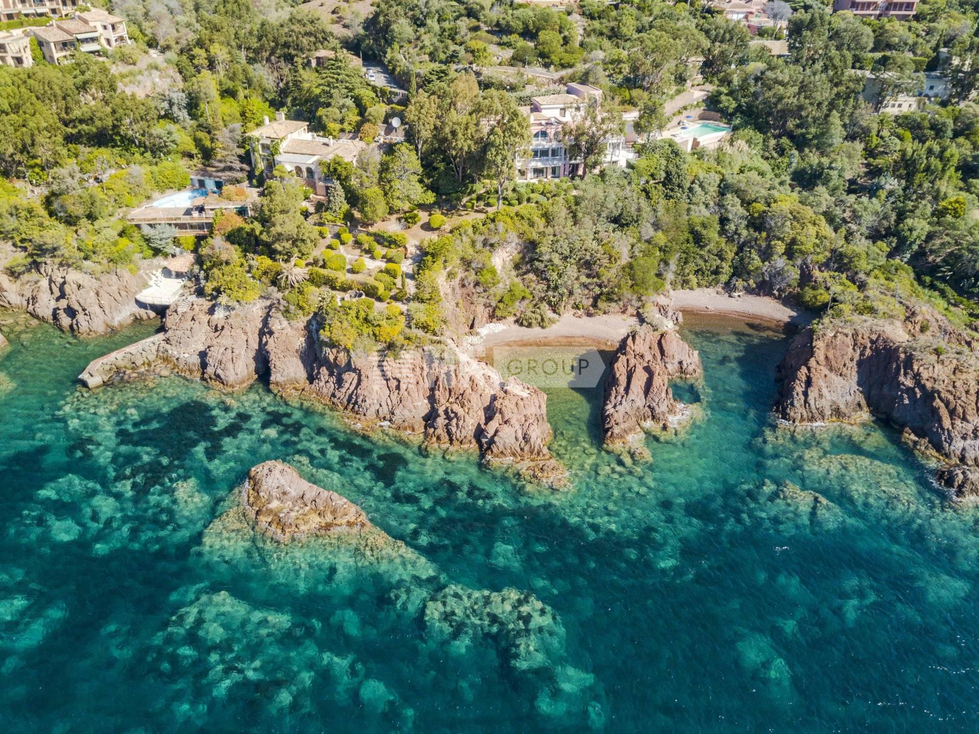 Резиденция с частным пляжем в Теуль-Сюр-Мер (Ref.: 6582)