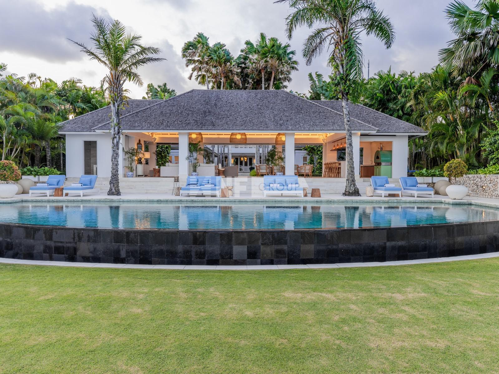 Stunning Cliff Front Villa with Expansive Ocean Views