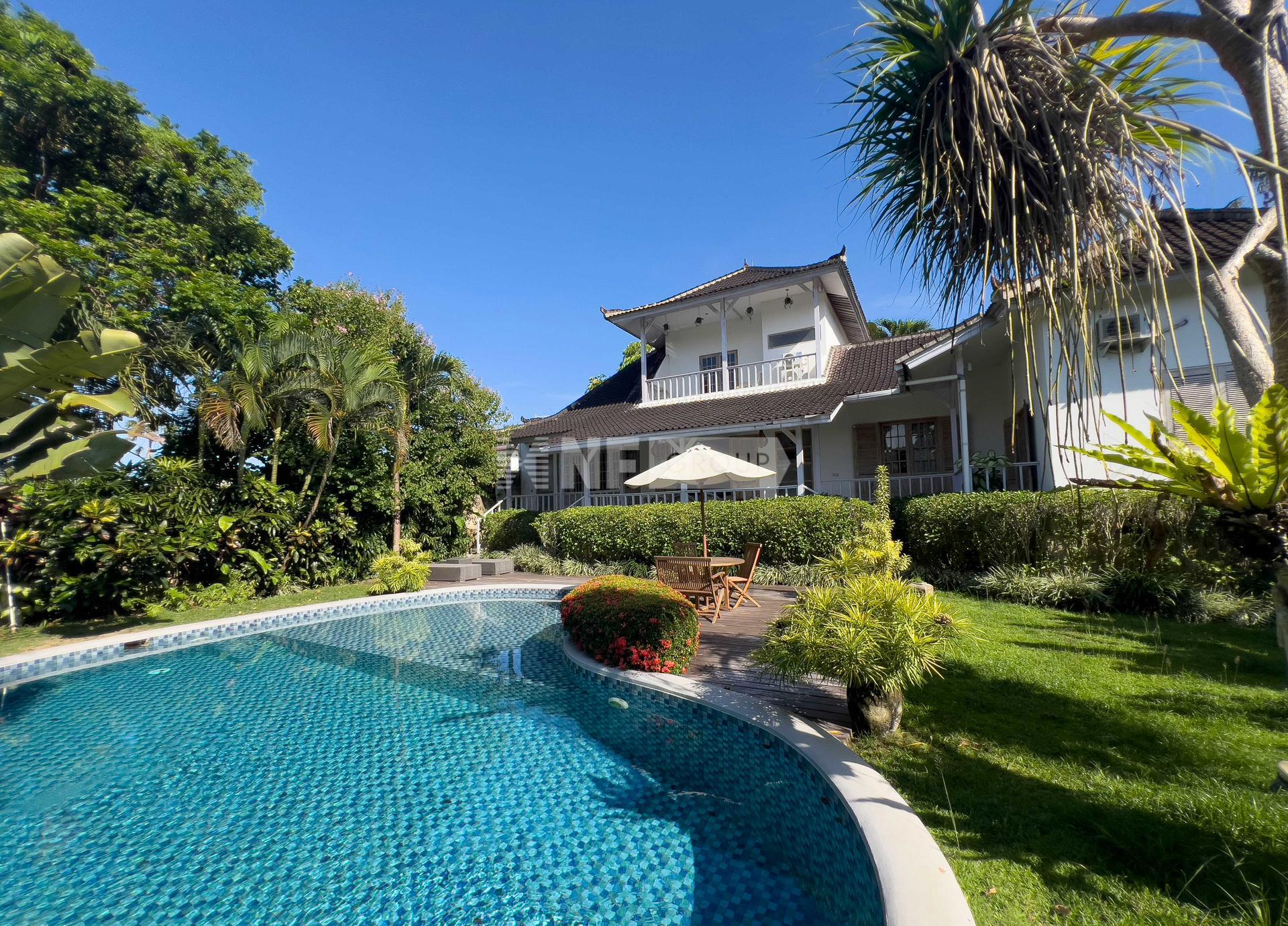 This stylish three bedroom villa in Babakan oﬀers a unique combination of serene family living and exceptional entertainment potential. Set on a generous 615 sqm of leasehold land with 24 years remain (STUNNING VILLA IN CANGGU’S BEST NEIGHBOURHOOD)