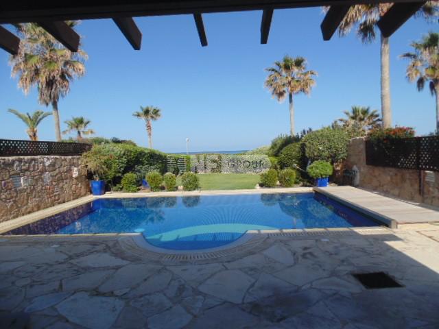 Вилла на берегу моря