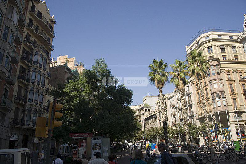 Здание на знаменитой коммерческой улице в Барселоне