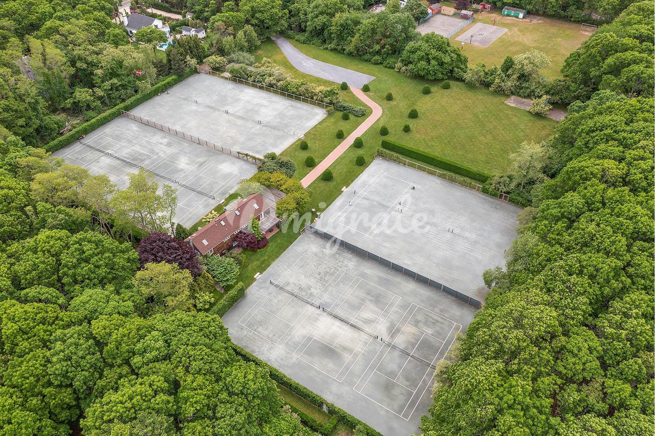 Вилла в 125 Sandy Hollow Rd - Southampton North, New York