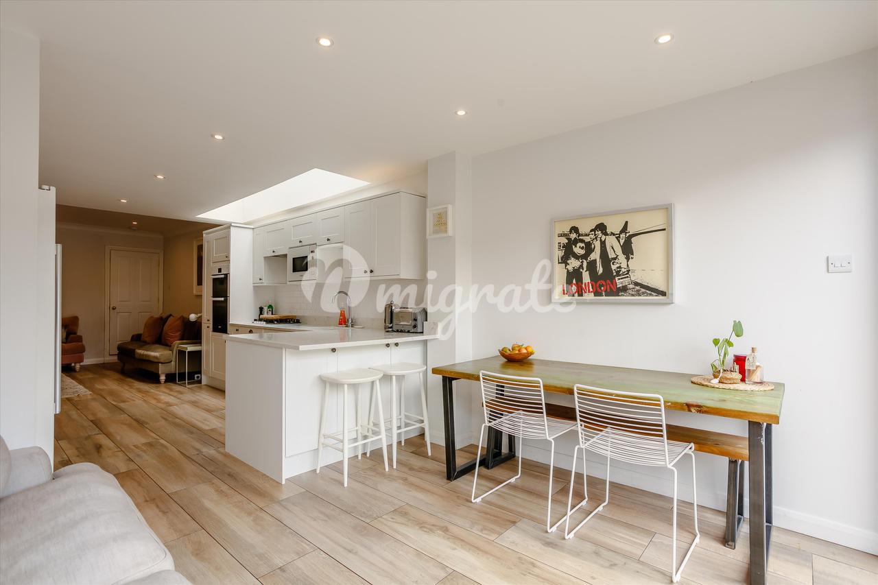 Вилла в Waverley Road, Weybridge, Surrey, KT13