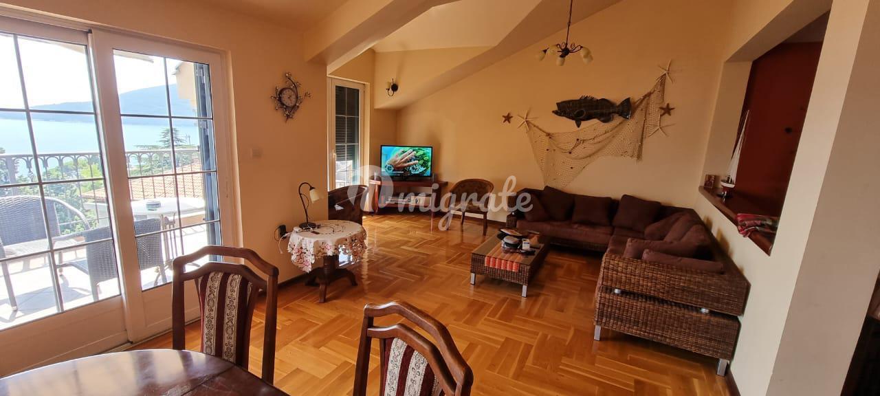 Просторная и светлая квартира с панорамным видом на море  (Spacious and bright apartment with panoramic sea views)