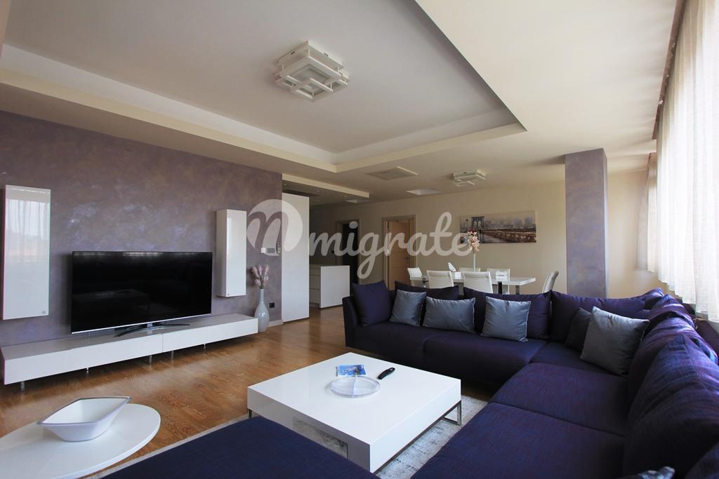 LUX трехкомнатная квартира в привлекательном месте в Будве (LUX three bedroom apartment in an attractive location in Budva)