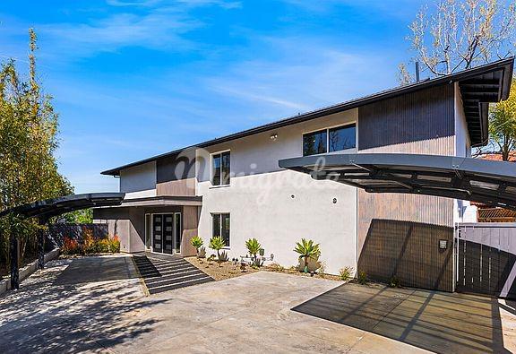 Современный дом с потрясающим видом в Лос-Анджелесе (23202 Aetna St, Woodland Hills, CA 91367)