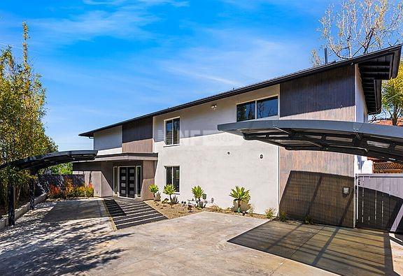 Современный дом с потрясающим видом в Лос-Анджелесе (23202 Aetna St, Woodland Hills, CA 91367)