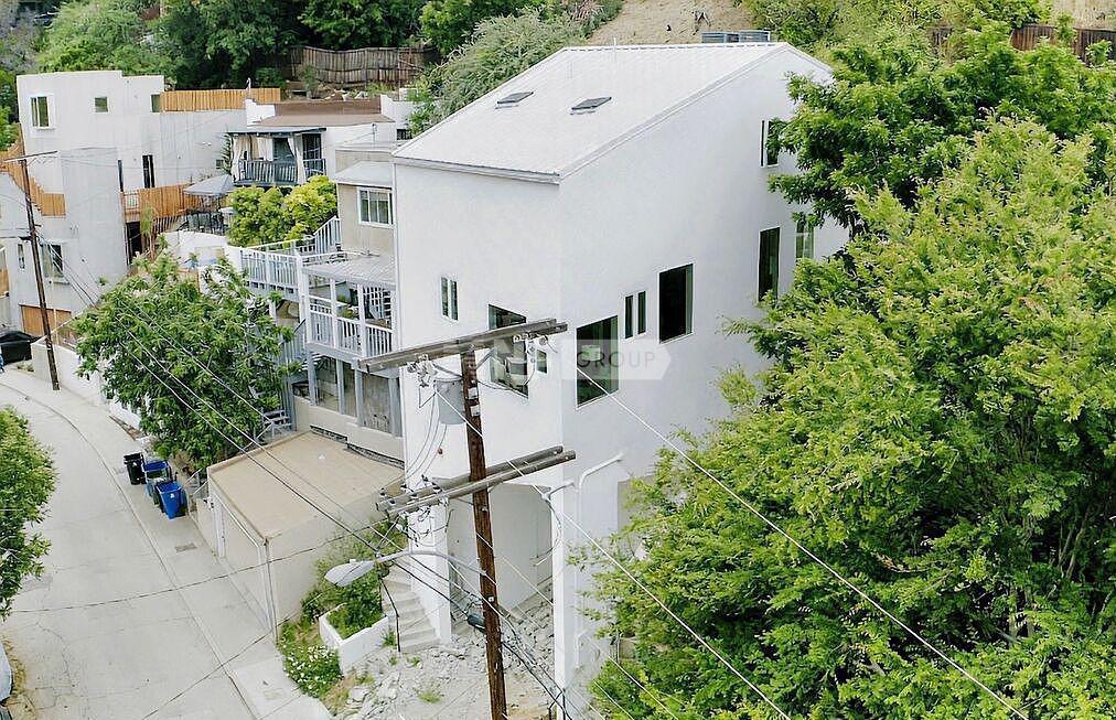 Светлый дом в Лос-Анджелесе (444 Museum Dr, Los Angeles, CA 90065)