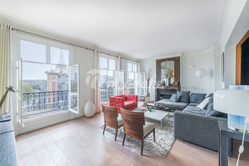 Апартаменты с видом на Эйфелеву башню