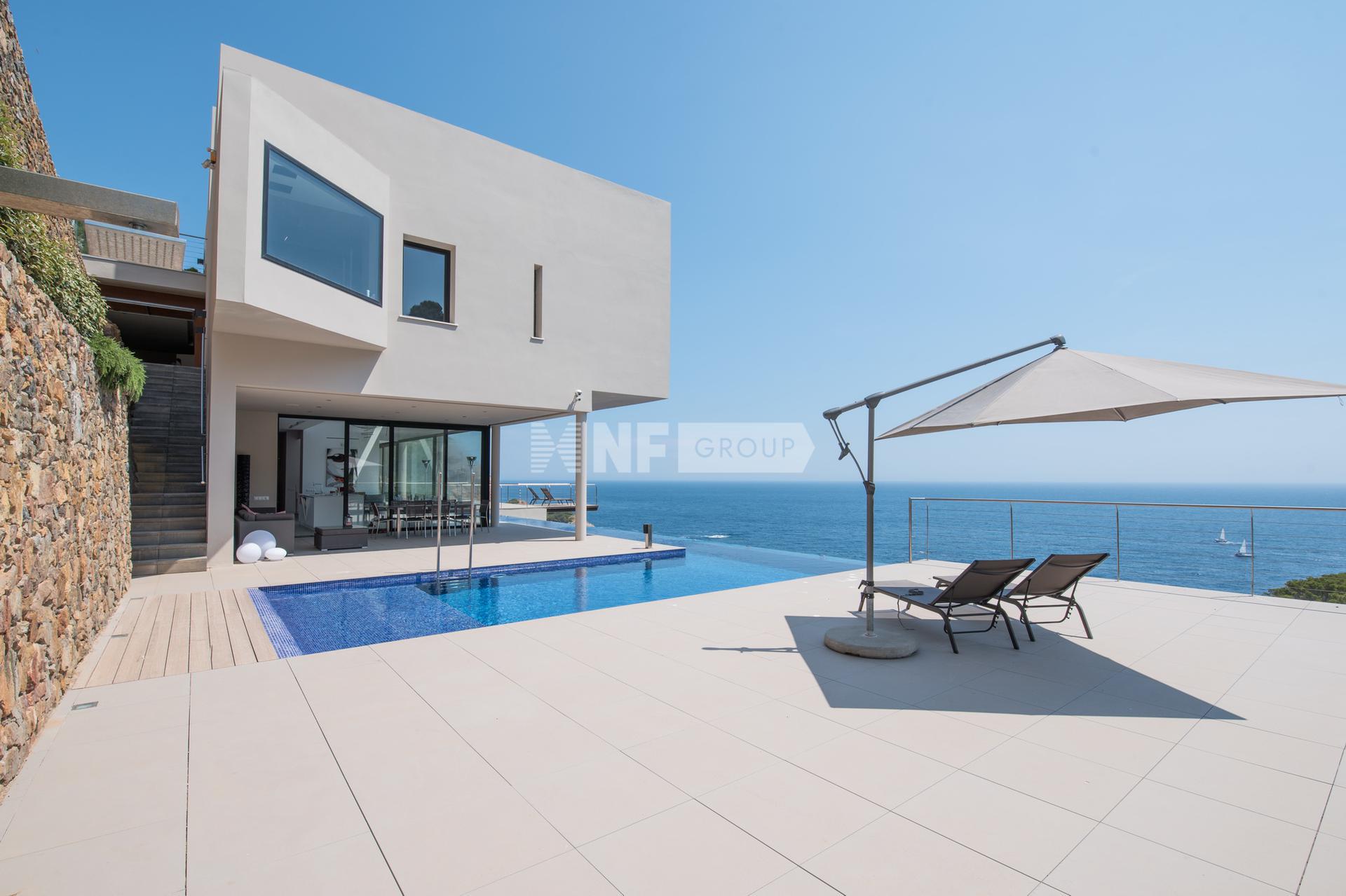 Современная вилла на побережье в Испании