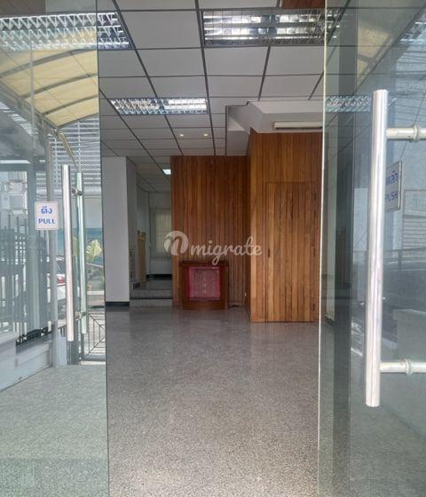 4 спален Дом на продажу (3-Story Home Office for Sale Town in Town Along Ekamai Expressway)