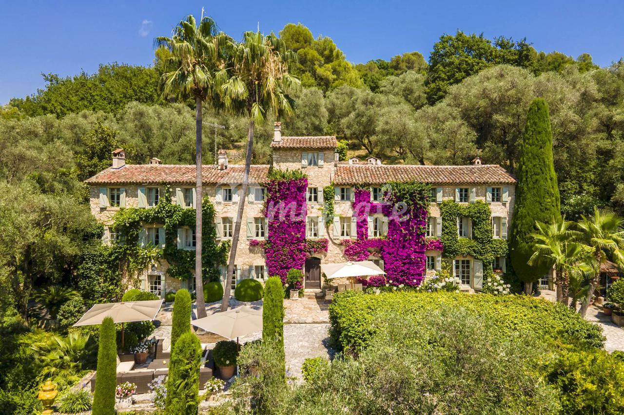 Особняк с имением в 6 га и дополнительными постройками (Ref.: 8433)