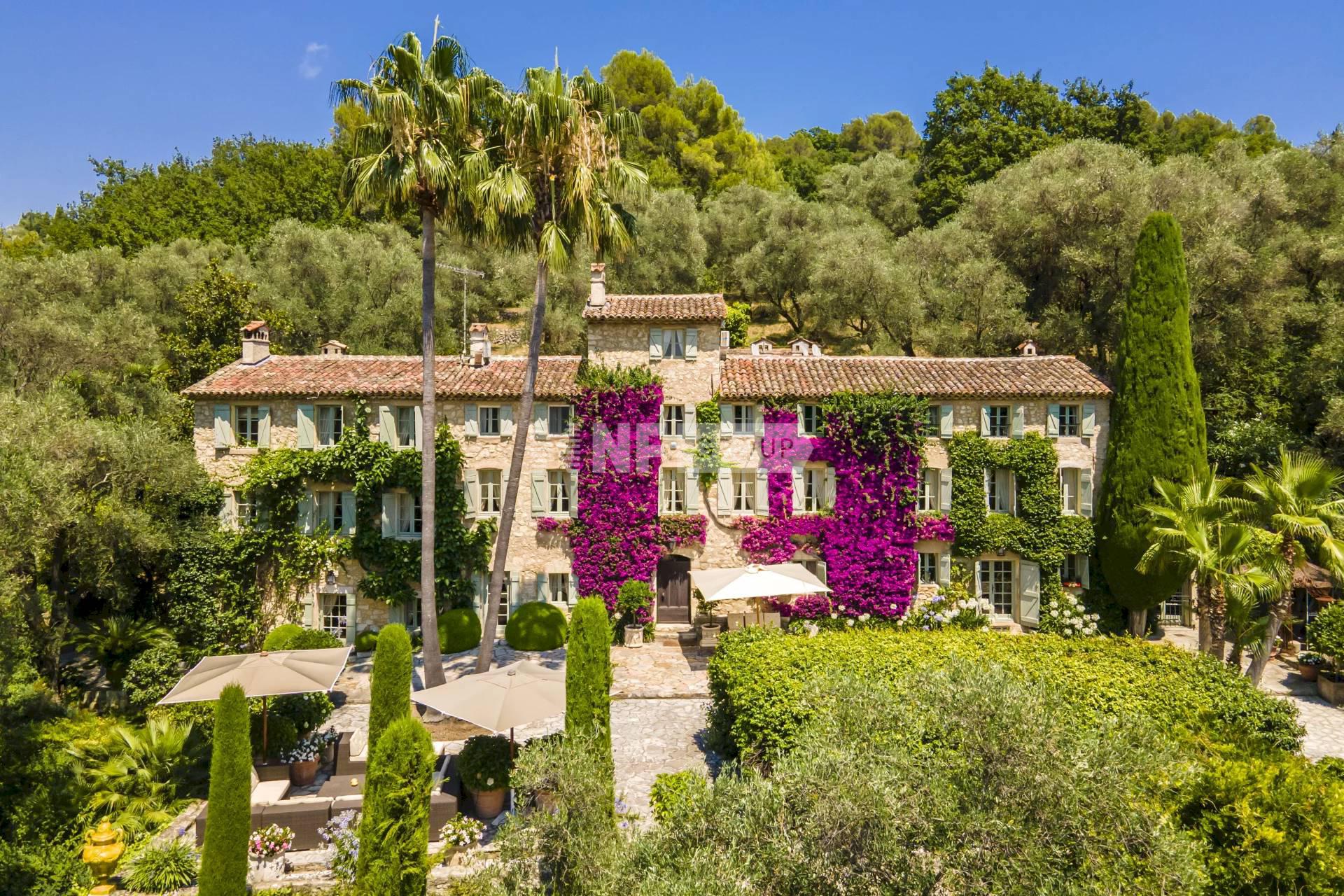 Особняк с имением в 6 га и дополнительными постройками (Ref.: 8433)