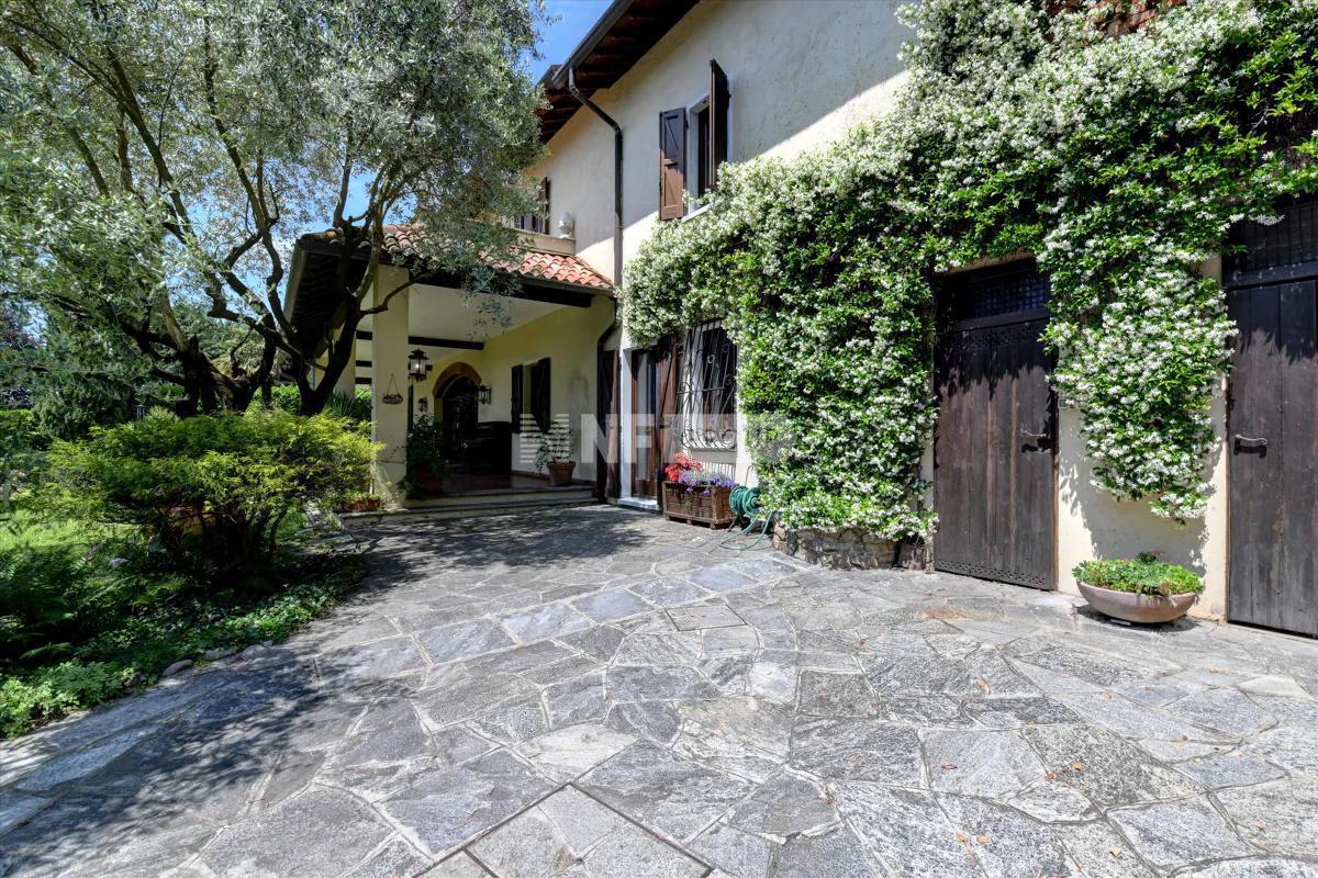 Исторический фермерский дом с большим участком у озера Комо (RSI012144838)