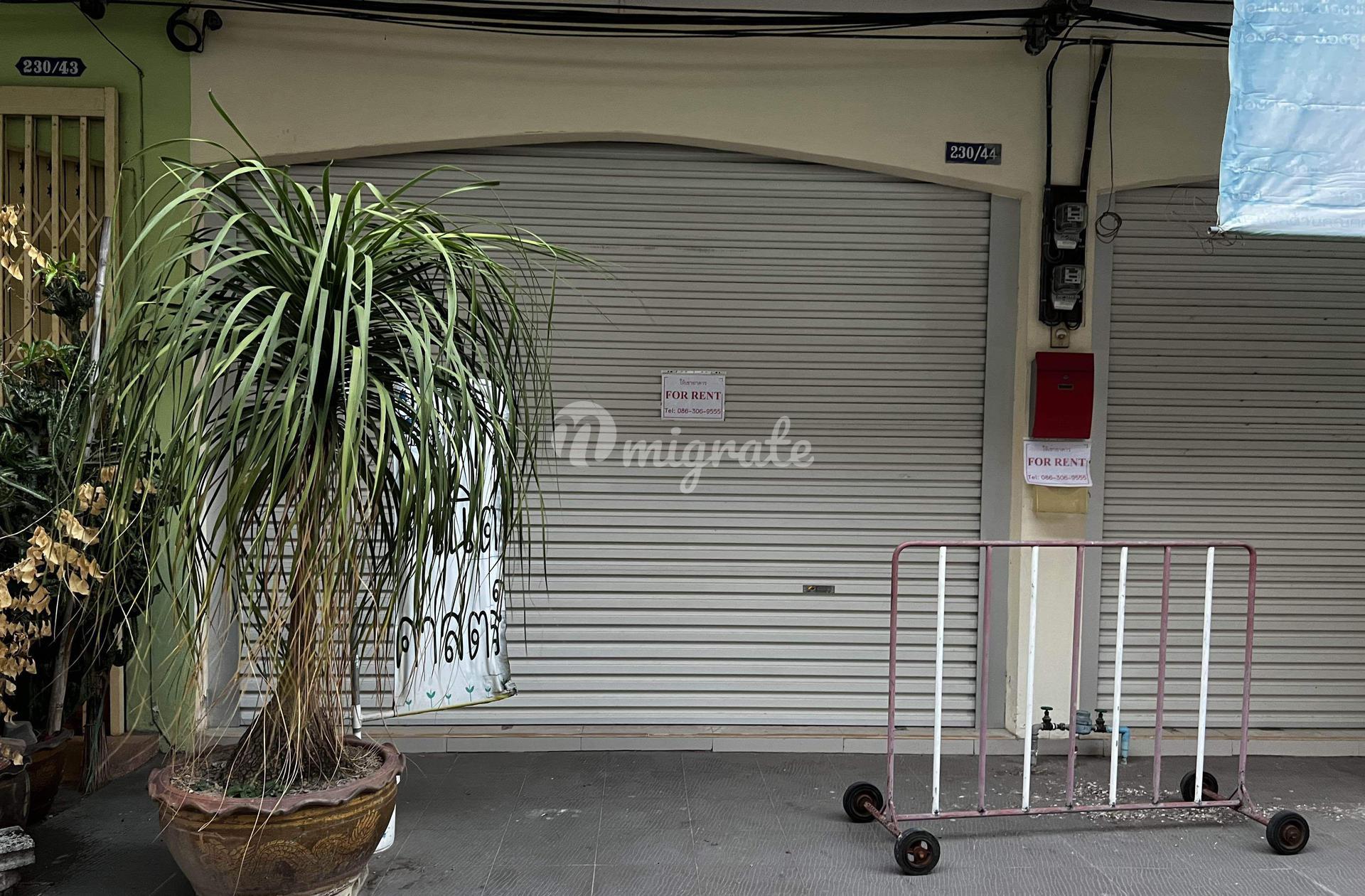 5 спален Дом на продажу (Commercial building, 3 floors, 2 units in Nakhon Pathom city near Phra Pathom Chedi.)