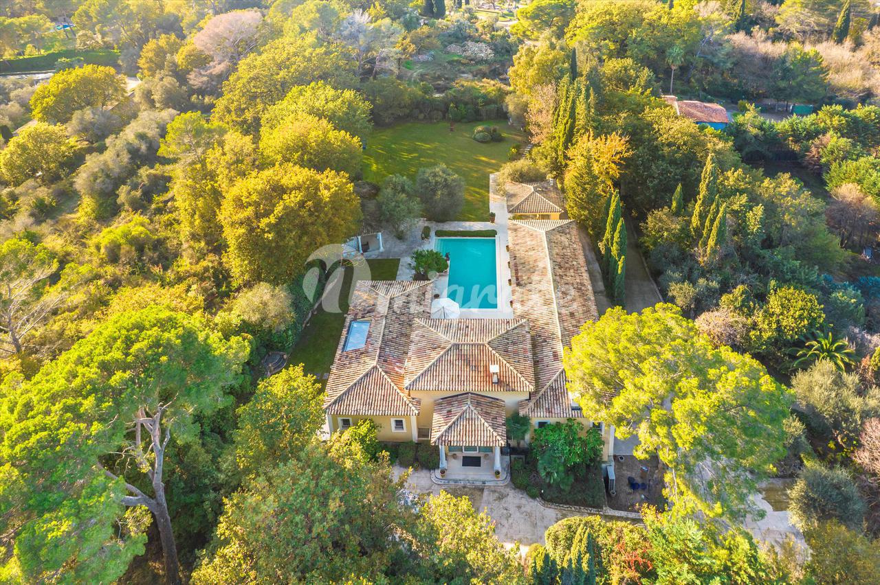 Вилла в Mougins, Alpes-Maritimes, Provence-Alpes-Côte d`Azur