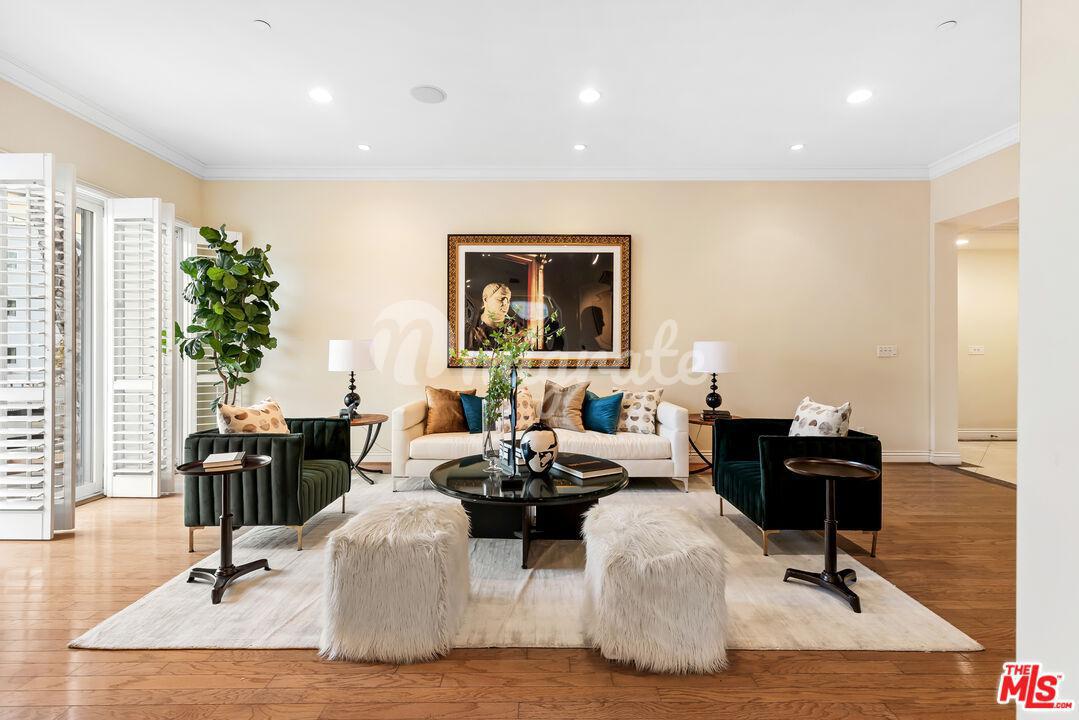 Кондоминиум в 132 S Maple Dr, 301 - Beverly Hills, California