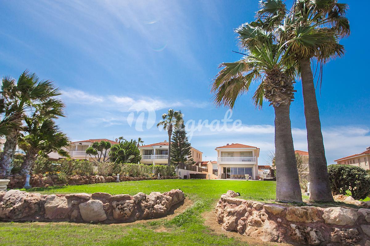 Вилла на первой линии у моря