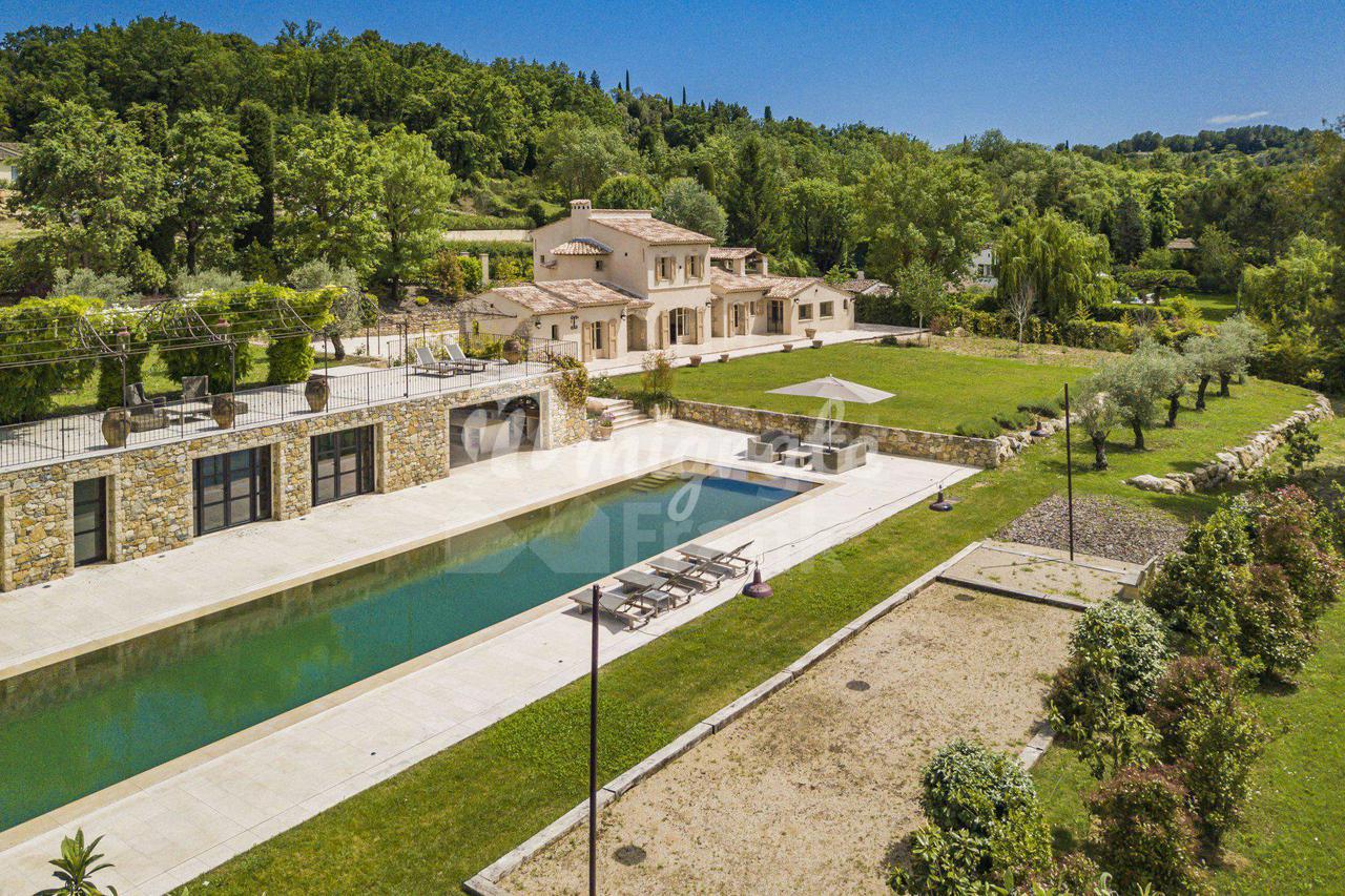 Роскошная вилла в закрытом поселке в Шатонёф-Грас