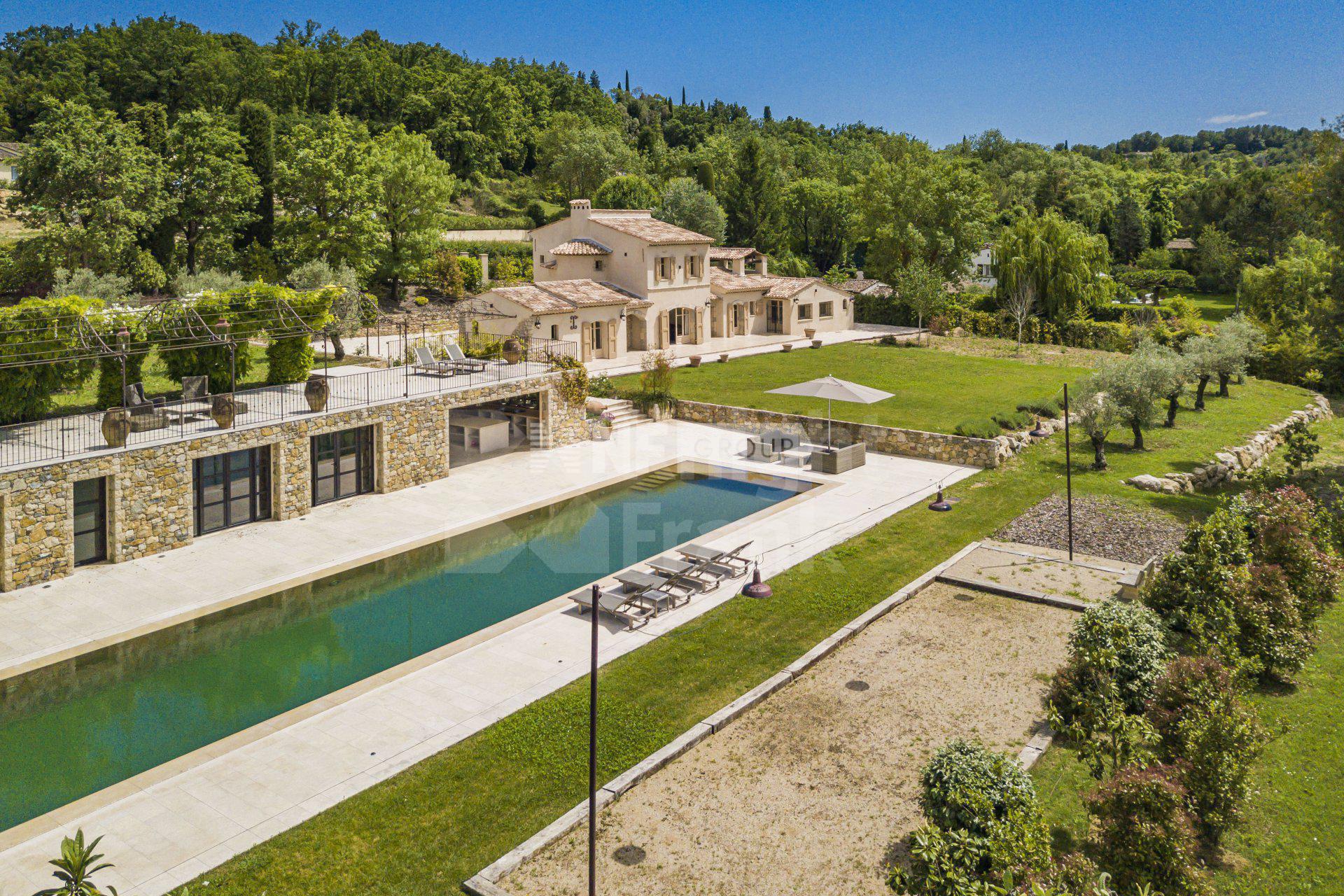 Роскошная вилла в закрытом поселке в Шатонёф-Грас