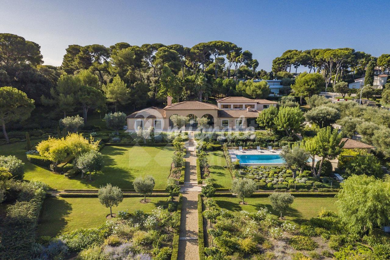 Роскошная вилла рядом с пляжем в Кап д