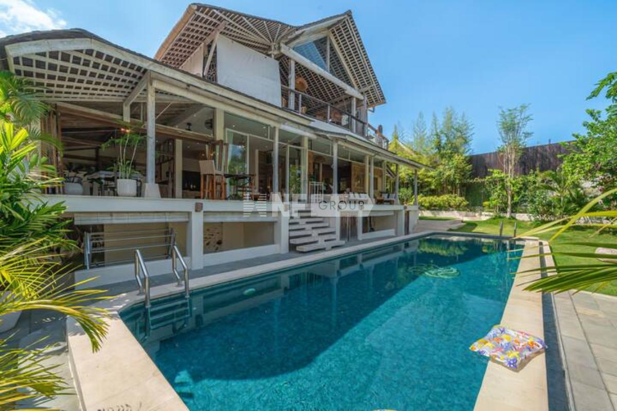 6 BR Villa in Batu Bolong Canggu