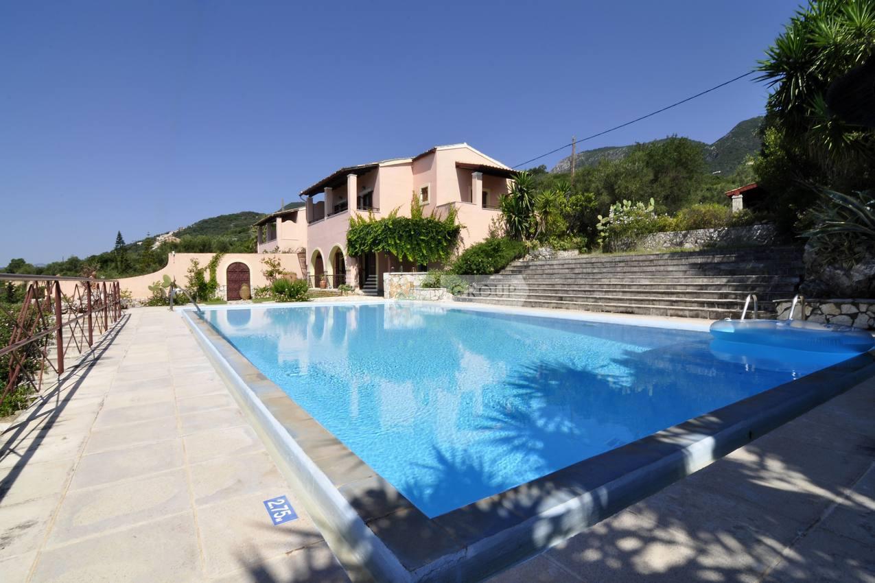 Две виллы в прибрежном районе Барбати