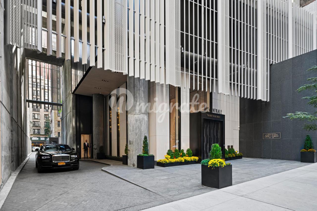 Кондоминиум в The Centrale Condo, 138 E 50TH ST , 42A - Turtle Bay, New York