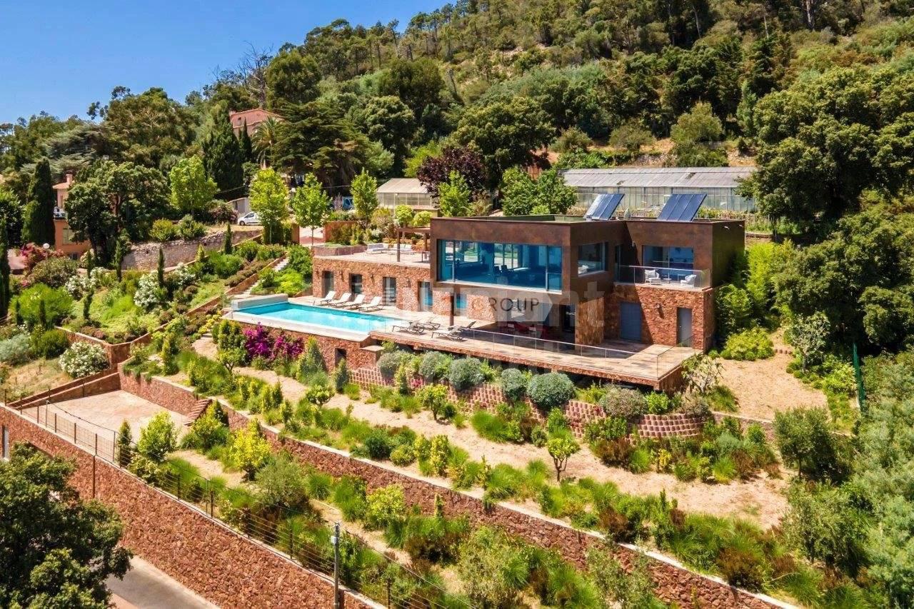 Вилла в современном стиле в Теуль-Сюр-Мер (Ref.: 8334)