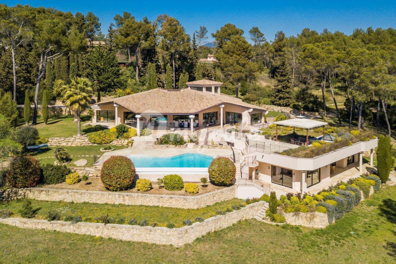 Роскошная вилла в Мужен