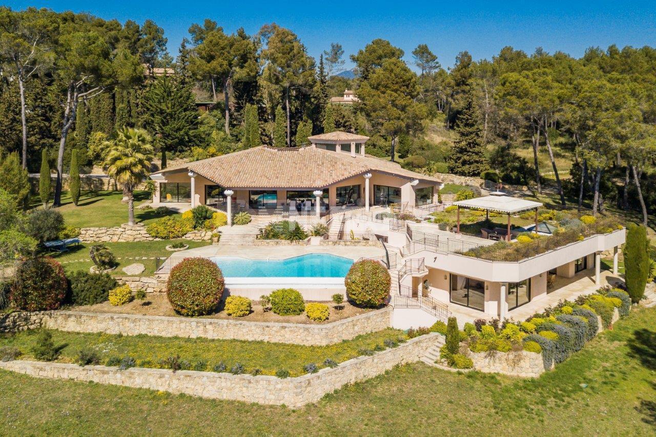 Роскошная вилла в Мужен