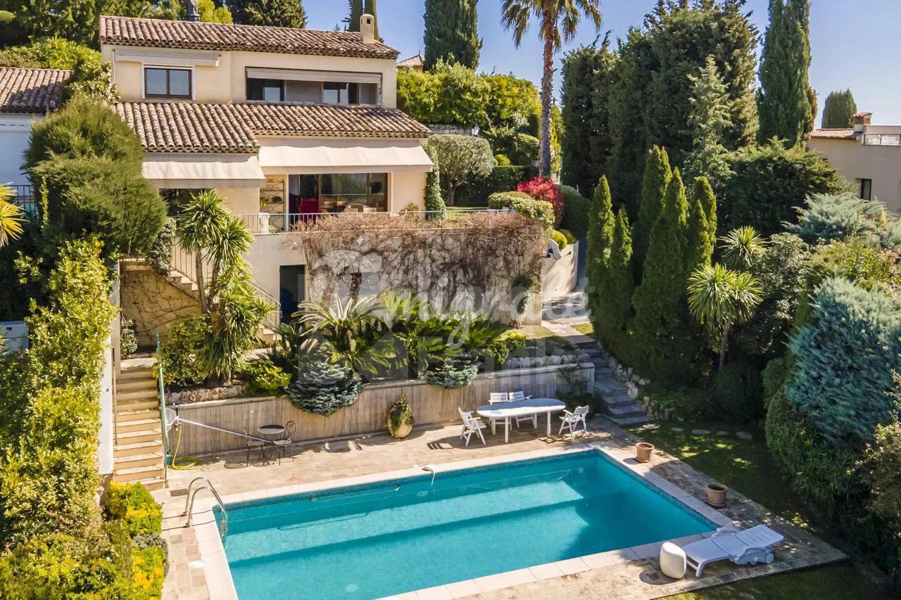 Вилла с бассейном в Мужене (7881)