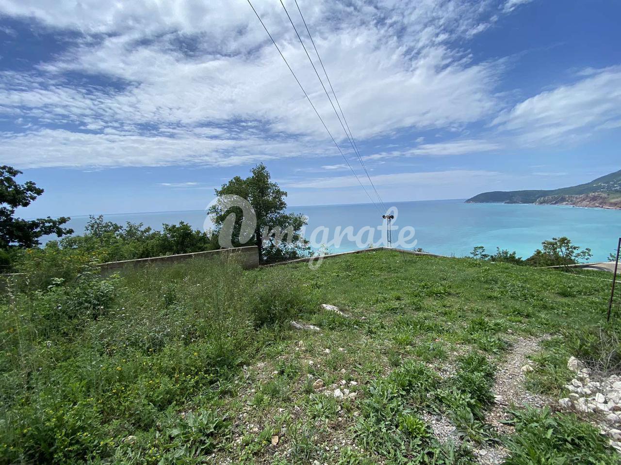 Продается огороженный участок с панорамным видом на Адриатическое море (A fenced plot for sale with a panoramic view of the Adriatic Sea)
