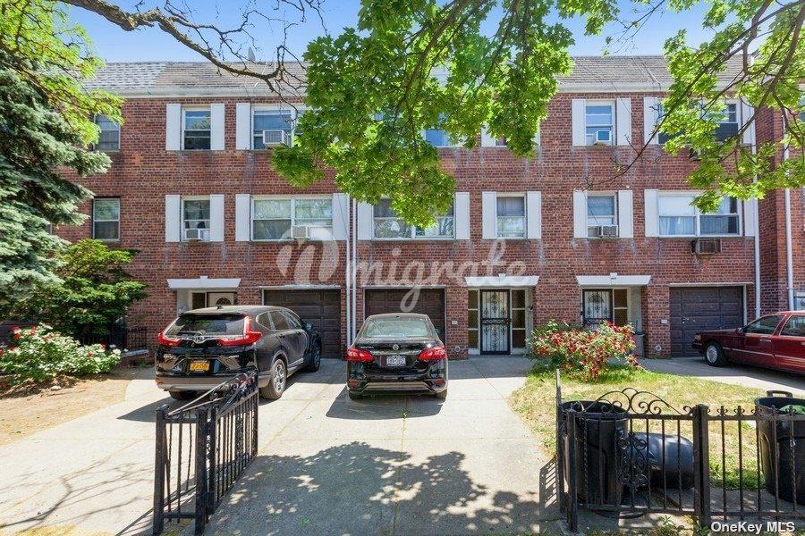 Вилла в 77-04 25th Avenue - Jackson Heights, New York