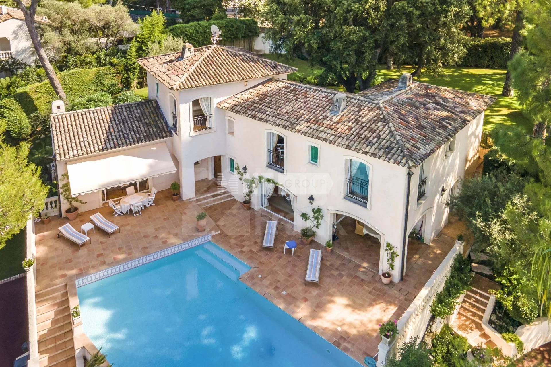 Вилла с ландшафтным садом в Кап д’Антиб (Ref.: 7850)