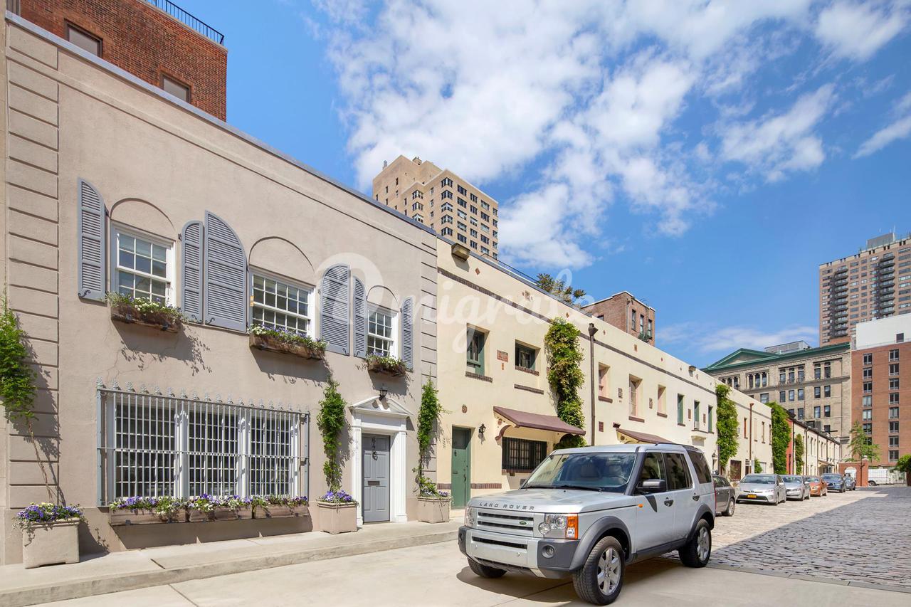 Вилла в 64 WASHINGTON MEWS, TWNH - Greenwich Village, New York