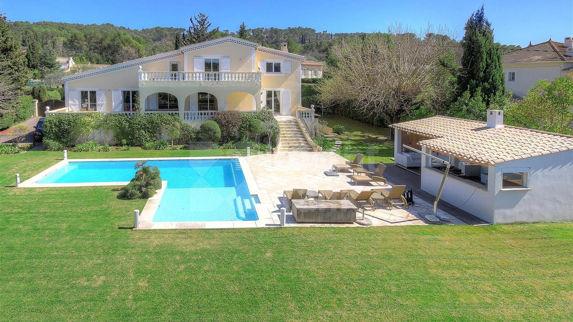 Вилла рядом с гольф-полем в Мужен