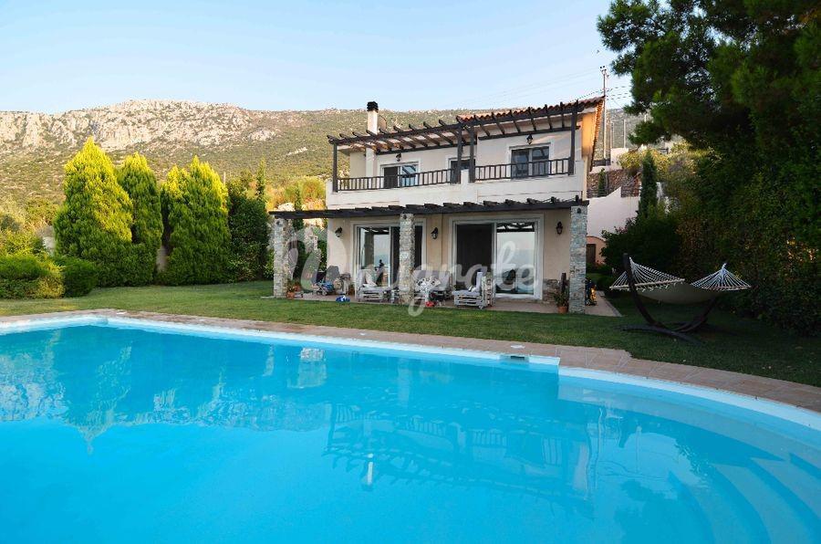 Вилла на первой линии в Греции