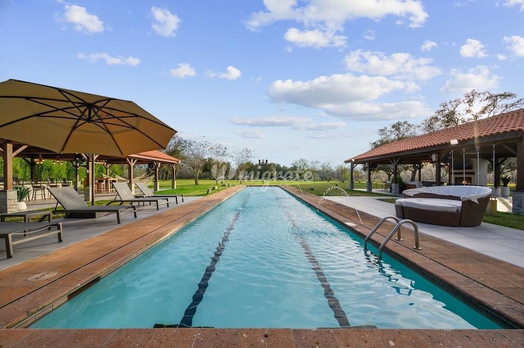 Ферма/Особняк в 558 County Road 875 - West Columbia, Texas