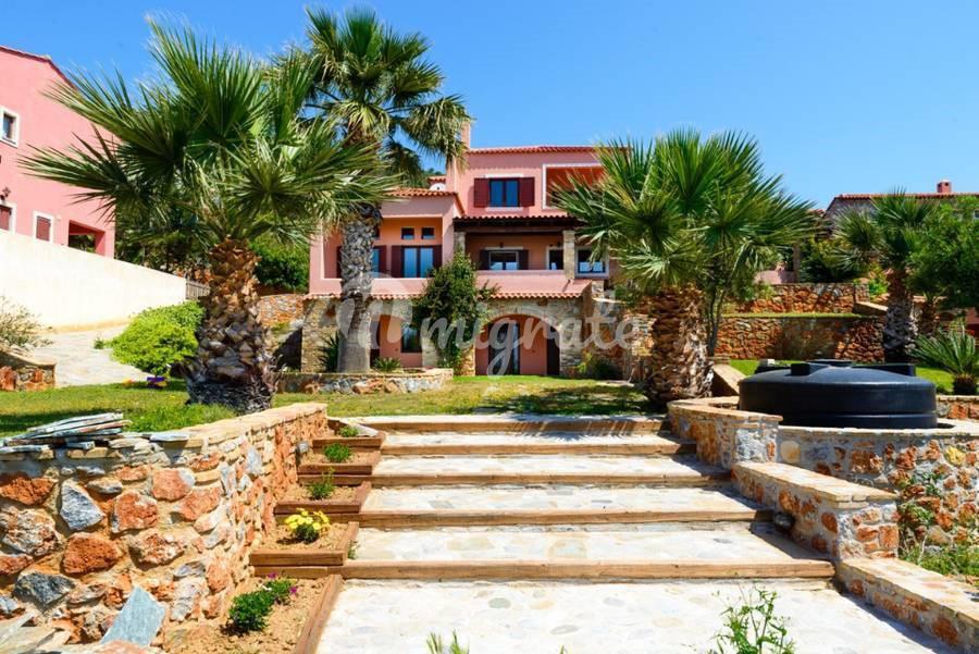 Вилла с частным пляжем