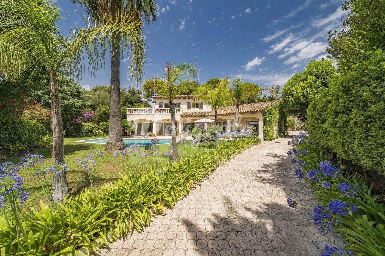 Великолепная вилла в Мужене, недалеко от Канн (Ref. 8445)