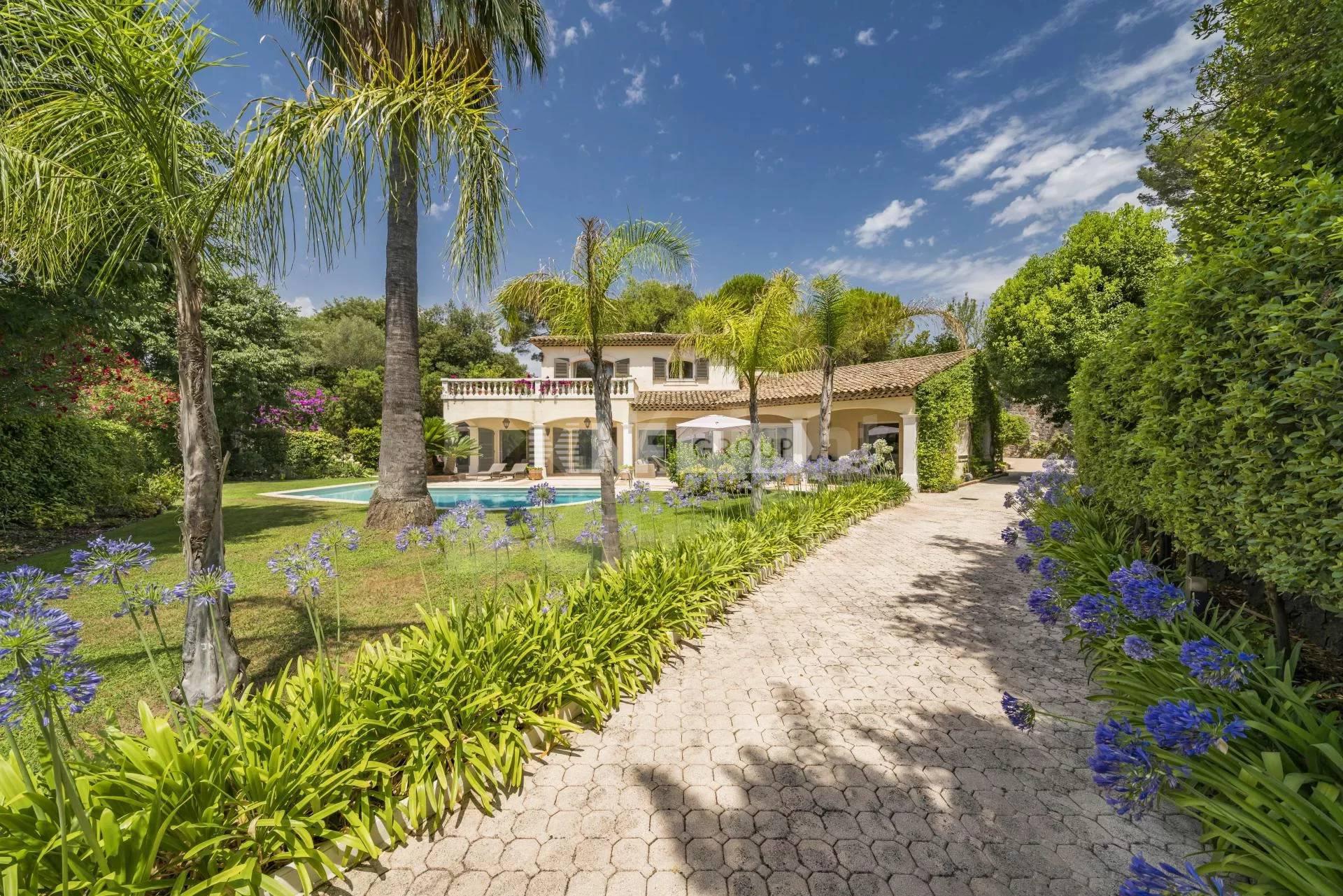 Великолепная вилла в Мужене, недалеко от Канн (Ref. 8445)